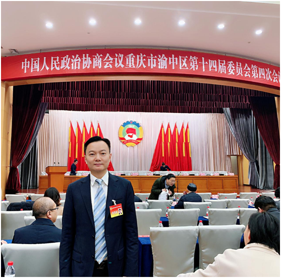 王普:重慶渝中區(qū)政協(xié)常委、民建重慶市委企專委委員、重慶人文科技學(xué)院客座教授、重慶朝天門餐飲控股集團(tuán)董事長、重慶博茂餐飲集團(tuán)董事長