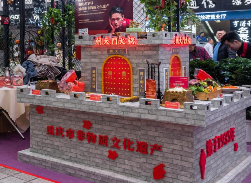 內(nèi)江開火鍋加盟店合適嗎？當(dāng)?shù)厥袌鋈绾危? /> 
</p>
<p>
	1.火鍋店眾多，可行性較高
</p>
<p>
	內(nèi)江雖然有“甜城”之稱，但是當(dāng)?shù)厝巳匀浑x不了麻辣的魂，對火鍋的喜愛是溢于言表的。我們可以看到內(nèi)江的火鍋店數(shù)量并不少，這就說明一個(gè)問題，在內(nèi)江開火鍋店的可行性是非常高的。我們可以對比各個(gè)火鍋店的品牌特色，通過優(yōu)劣分析，找到更加適合市場的發(fā)展道路。
</p>
<p>
	2.人文景觀多，消費(fèi)需求旺
</p>
<p>
	我們都知道，內(nèi)江是一座文化古城，培育了多位杰出的歷史名人，孔子之師萇弘和國畫大師張大千都是其中之一。當(dāng)?shù)氐娜宋?、自然景觀非常多，深厚的文化氛圍吸引了眾多的旅客，由此，助長了當(dāng)?shù)氐南M(fèi)需求，不管什么地方來的游客，只要到了內(nèi)江，肯定都是要吃一吃火鍋的。外來消費(fèi)需求不斷上漲，再加上內(nèi)部本地人對美食的不盡喜愛和執(zhí)著追求，都為在內(nèi)江開火鍋加盟店提供了良好的發(fā)展契機(jī)。
</p>
<p>
	3.品牌雜亂，選擇需謹(jǐn)慎
</p>
<p>
	雖然從以上兩點(diǎn)我們都可以看出，內(nèi)江的火鍋加盟市場非常旺盛，但是并非所有人都能一舉成功，目前的火鍋行業(yè)是火爆與危機(jī)并存的，發(fā)展形勢好，但也面臨著市場混亂，品牌多而雜，市場約束不足等問題，因而，作為投資人我們就得保持應(yīng)有的理性和判斷力，選擇品牌時(shí)要盡可能地選擇那些有一定市場知名度和威望的火鍋品牌。
</p>
<p>
	綜上所述，內(nèi)江是一個(gè)吃火鍋氛圍濃烈的城市，當(dāng)?shù)夭粌H市場好，需求也旺，但是你也應(yīng)該明了的一點(diǎn)是，有開店想法的并不止你一人，大家都在爭分奪秒地?fù)寠Z資源，因此，為了避免好品牌、好門面被他人搶占，建議盡早行動。以上就是我們的相關(guān)回答了，如有其它疑問，可給我們留言。
</p>                        </div>
                    </div>
                </div>
                <div   id=
