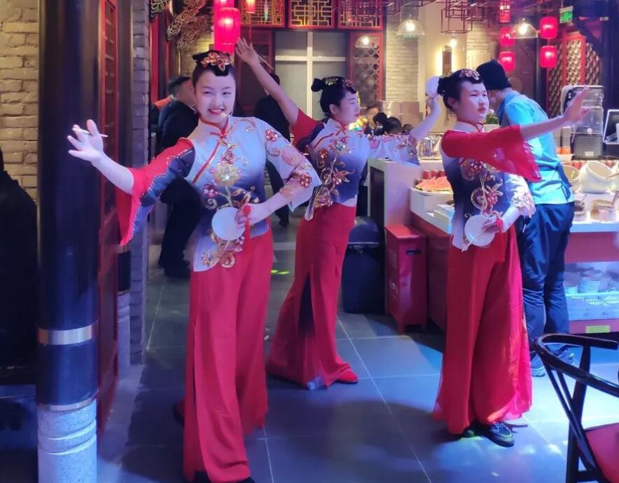 朝天門火鍋的裝修是統(tǒng)一的風(fēng)格和模板嗎？