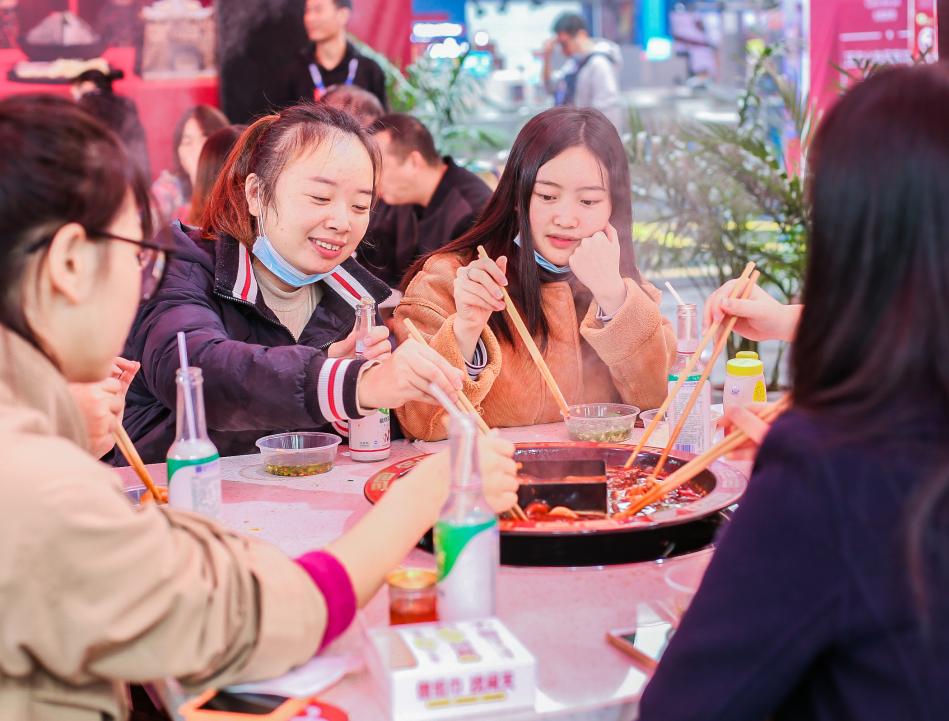河池開火鍋加盟店，如何服務(wù)好顧客的胃？