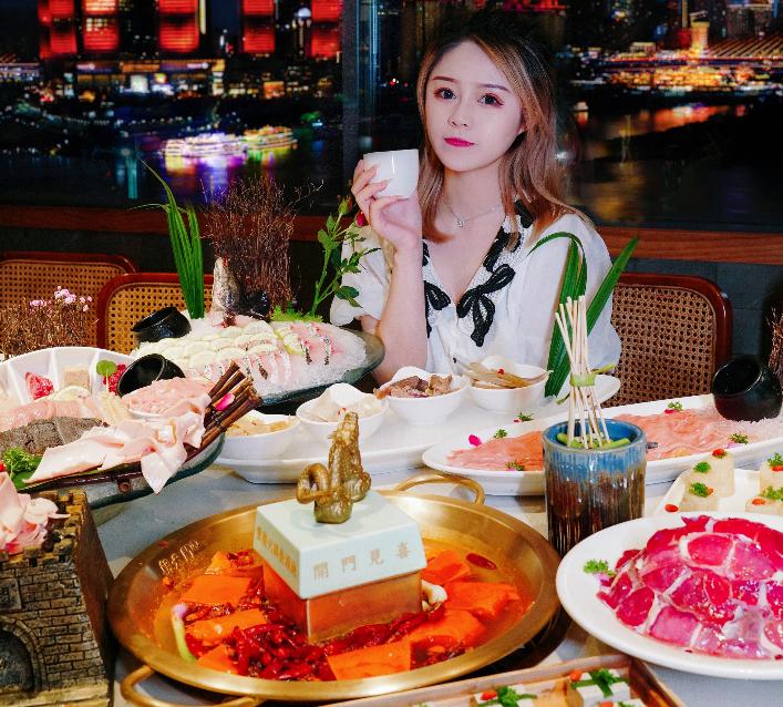 重慶餐飲加盟什么項(xiàng)目啟動(dòng)難度?。? /> 
</p>
<p>
	首先：集中配送，統(tǒng)一標(biāo)準(zhǔn)
</p>
<p>
	一直以來(lái)，連鎖火鍋加盟憑借快速?gòu)?fù)制、標(biāo)準(zhǔn)統(tǒng)一的特色，與其他餐飲形成了鮮明的對(duì)比，產(chǎn)業(yè)優(yōu)勢(shì)也日益凸顯。傳統(tǒng)的餐飲需要一位大廚，并且很難做好味道的把控，今天可能咸一點(diǎn)，明天口味可能淡一點(diǎn)，味道隨時(shí)發(fā)生變動(dòng)。而火鍋所有核心原料（底料、香油、特色化產(chǎn)品）皆是按照統(tǒng)一標(biāo)準(zhǔn)生產(chǎn)，集中配送，能有效減少口感差異，保持味道恒定不變。
</p>
<p>
	其次：出品模板化，工序簡(jiǎn)單
</p>
<p>
	要想<a href=