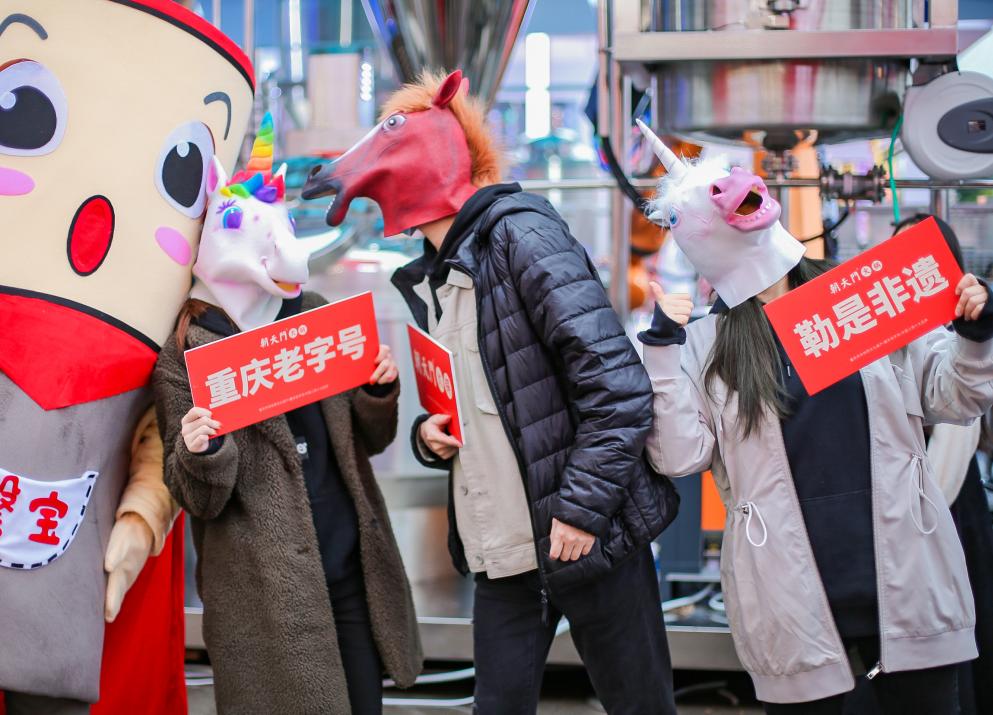 唱歌、換裝、劇本殺，火鍋店們玩起了哪些“跨界”？