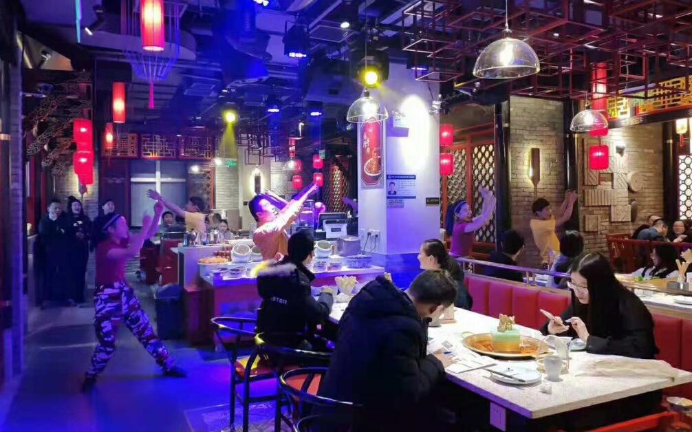 一年四季都排隊(duì)的火鍋店，到底有什么技巧？