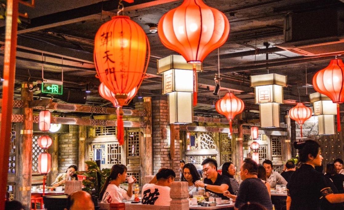 新手開店四大坑，踩中大傷元?dú)?，不妨花一分鐘避坑? /> 
</p>
<p>
	1、選址問題
</p>
<p>
	有些新手開業(yè)看見一個(gè)地方的人流量高，就想把店鋪開在那里，以為其他店鋪生意好，自己生意也會(huì)不錯(cuò)，其實(shí)你只看見別人生意好，沒有看見別人花了大量的精力和金錢去做宣傳，網(wǎng)紅店往往是一個(gè)品牌連鎖，有強(qiáng)大的品牌推廣能力和運(yùn)營(yíng)團(tuán)隊(duì)，想和網(wǎng)紅店搶流量也要先看看自己實(shí)力，不能盲目。
</p>
<p>
	2、轉(zhuǎn)讓費(fèi)問題
</p>
<p>
	好的位置固然難得，而且你也做好了所以調(diào)查，到談轉(zhuǎn)讓費(fèi)這一步了，不能對(duì)方說好多就是好多，哪怕位置再好，也要和對(duì)方商量?jī)r(jià)格，以最合適的轉(zhuǎn)讓費(fèi)得手，這樣就算以后你想轉(zhuǎn)讓也不會(huì)虧太多。
</p>
<p>
	3、經(jīng)營(yíng)問題
</p>
<p>
	如果你在開店方面什么都不懂，只是單純?yōu)榱速嶅X或者為了愛好開一個(gè)餐飲店，那么多半會(huì)被市場(chǎng)毒打，開店需要懂市場(chǎng)懂營(yíng)銷懂維護(hù)顧客關(guān)系和最基本的菜品問題，如果你不是很專業(yè)，建議找個(gè)加盟品牌，加盟品牌有強(qiáng)大的運(yùn)營(yíng)團(tuán)隊(duì)和供應(yīng)鏈，讓你少走不少?gòu)澛?，事半功倍?
</p>
<p>
	4、裝修問題
</p>
<p>
	如果你的店鋪開在人流量不是很高或者地段也不是很好的地方，建議你不要一開始就花重金去裝修，因?yàn)檗D(zhuǎn)讓的時(shí)候，別人可能會(huì)重新裝過，所以你的裝修是無法變現(xiàn)的，當(dāng)然如果這家店是品牌連鎖，你有信心在一定時(shí)間內(nèi)回本，那么裝修可以按特色來設(shè)計(jì)，畢竟現(xiàn)在消費(fèi)者用餐也是看環(huán)境的。
</p>                        </div>
                    </div>
                </div>
                <div   id=