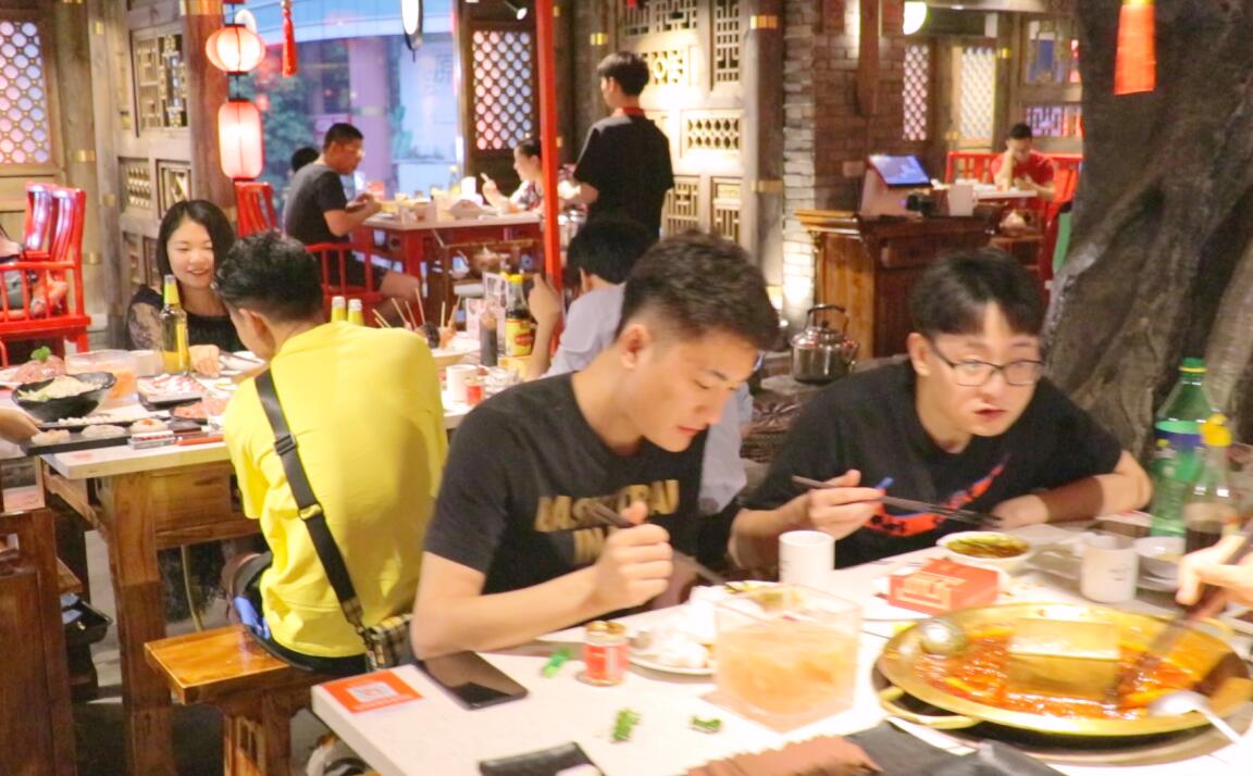 火鍋店桌椅，這么選！居然還提高了營業(yè)額？